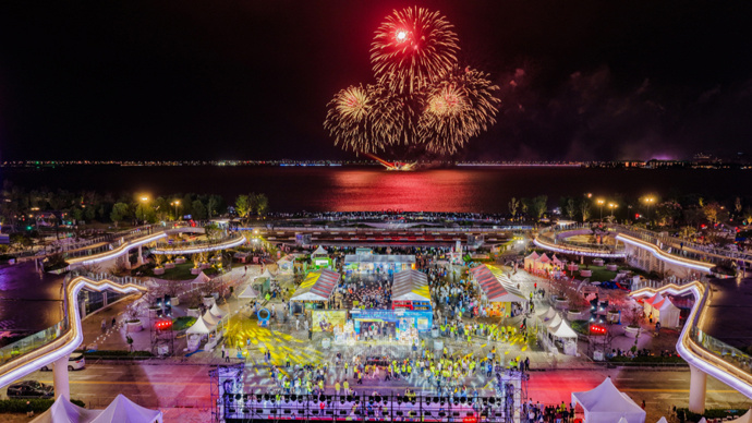 src, 的百余名国, 滴水湖畔的